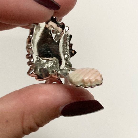 1960s Sarah Coventry White Maple Leaf Clip On Enamel Earrings - Picture 7 of 7